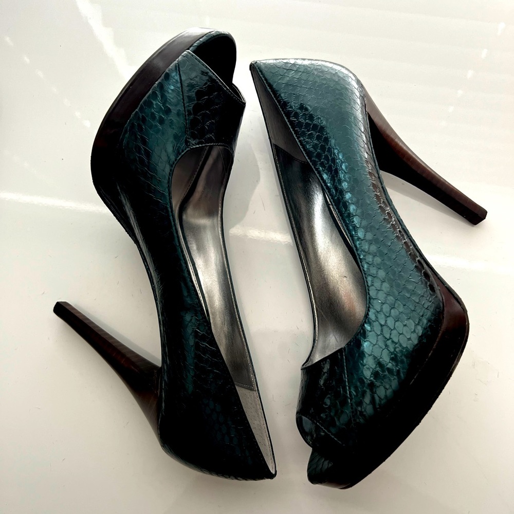 NIB Calvin Klein Dahlia Green Metallic Snake Print Peep Toe Pumps SZ 9